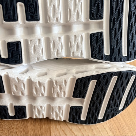 On Running OC Cloudtilt black ivory Women's 7 Sneakers NEW - Picture 6 of 7